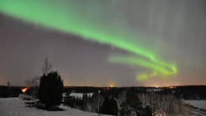Revontulia Liedon öisellä taivaalla 17. maaliskuuta 2013.
