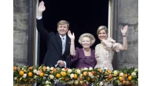 Hollannin uusi kuningas Willem-Alexander, prinsessa Beatrix ja uusi kuningatar Maxima.