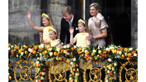 Hollannin uusi kuningas Willem-Alexander, kuningatar Maxima ja heidän kolme tytärtään tervehtivät kansalaisia kuninkaanlinnan parvekkeelta.