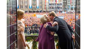 Hollannin uusi kuningatar Maxima, entinen kuningatar, nykyinen prinsessa Beatrix ja uusi kuningas Willem-Alexander kuninkaanlinnan parvekkeella hurraavan kansanjoukon edessä.