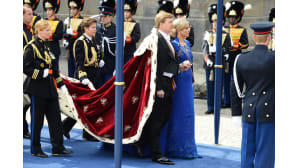 Kuningas Willem-Alexander saapui kruunajaistilaisuuteen vaimonsa kuningatar Maximan kanssa.
