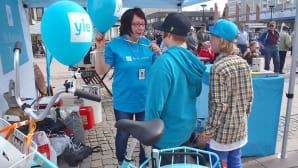 Yle Kainuu jakoi ilmapalloja toritapahtumassa.