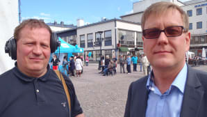 Harri Nousiainen haastatteli Ylen uutis- ja ajankohtaistoiminnan johtaja Atte Jääskeläistä toritapahtumassa.