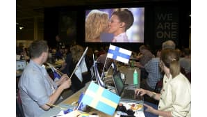 Suomalaiset euroviisufanit seuraavat Krista Siegfridsin esitystä Euroviisujen finaalissa Malmön viisukisan pressikeskuksessa