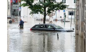 Tulvaveden saartamaksi jäänyt auto.