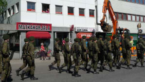 Itä-Suomen sotilasläänin alueellinen puolustusvoimain lippujuhlapäivän paraati Joensuussa 2013.