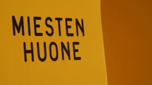 Miestenhuone-kyltti.