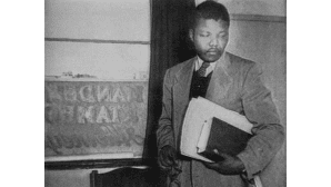 Nuori Nelson Mandela asianajajana 1950-luvulla.