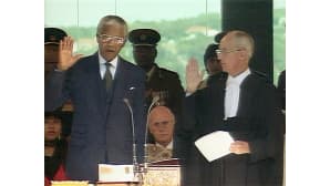 Nelson Mandela vannomassa presidentin virkavalaansa.
