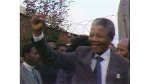 Nelson Mandela kotinsa edustalla Sowetossa vankilastavapautumisensa jälkeen.