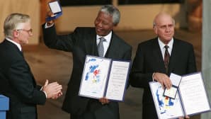 Nelson Mandela ja Frederik De Klerk vastaanottavat Nobelin rauhanpalkinnon.