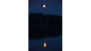 Superkuu Lahden Alasenjärvellä 23. kesäkuuta.