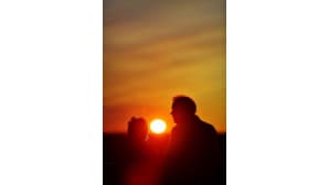 Turistit ihailemassa keskiyön aurinkoa Ounasvaaralla