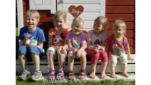 viisi sisarusta istuvat pituusjärjestyksessä