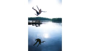 Poika hyppäämässä veteen