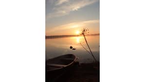 Tyyni järvimaisema auringonlaskussa