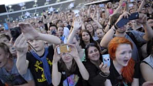 Yleisöä brittiläinen rockyhtye Musen konsertissa Helsingin Olympiastadionilla 27. heinäkuuta 2013.
