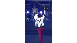 Laulaja Matthew Bellamy kuvattuna takaa.