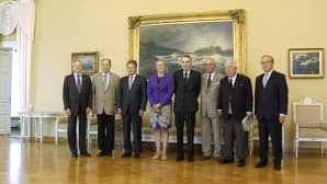 Entinen ministeri Matti Louekoski, entinen valtiovarainministeri Iiro Viinanen, tasavallan presidentti Sauli Niinistö, valtiovarainministeri Jutta Urpilainen, presidentti Mauno Koivisto, entinen valtiovarainministeri C. O. Tallgren, entinen valtiovarainministeri Esko Ollila ja Suomen pankin johtaja Erkki Liikanen valtioneuvoston juhlahuoneistossa Helsingissä.