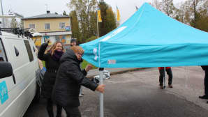 Satelliittiauto ja Yle -teltta Hallin keskustassa.