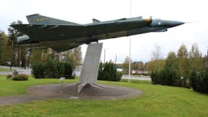 Hallissa koottiin vuosina 1974-1975 yhteensä 12 Draken-hävittäjää. Ensimmäinen on nähtävillä Hallin keskustassa.