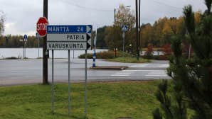Patrian ja varuskunnan tieviitat Hallissa.