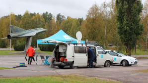 Ylen satelliittiauto ja teltta Hallissa Draken -muistomerkin vieressä.