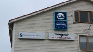 Kuoreveden Sähkön ja Karhumäen valomainokset puutalon seinässä Hallissa.