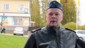 Kapteeni Ari Ikkala radiohaastattelussa Hallissa.