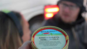 Savontilan jäätelörasiassa banaani-bailey's-kanelujäätelöä.
