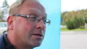 Savontilan isäntä Kari Savo radiohaastattelussa Hallissa.