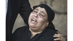 Omaisensa ammuskeluvälikohtauksessa menettänyt egyptiläisnainen suri Kairossa 21. lokakuuta. Edellispäivänä moottoripyörän takapenkillä istunut mies oli tulittanut kirkosta saapunutta hääseuruetta Al-Warrakin kaupunginosassa.