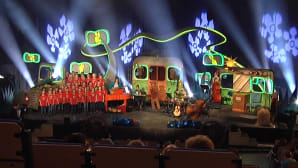 Pikku Kakkosen konserttia Cygnaeus -lukiolla. Kuorona Kypärämäen koulun musiikkiluokkalaisia.
