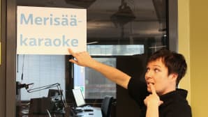 Sanna Pirkkalainen ja merisääkaraokestudio.