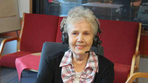 Marita Lehtonen radiostudiossa.