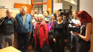 Mikko Maasola selostaa Linnan juhlia karaoevideolta.
