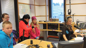 Heli Kaski ja Marika Paaso radiostudiossa.