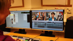 Riikka Pennanen koostaa Yle kulmilla uutista editointistudiossa.