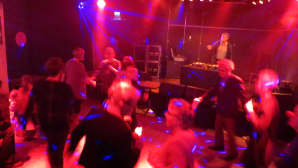 Ihmisiä tanssimassa lounasdiscossa