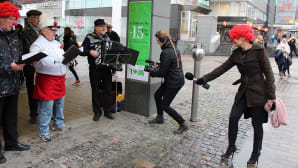 Nenäpäivätapahtumia Jyväskylän kävelykadulla.