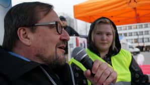 Kuopion kaupunginjohtaja Petteri Paronen vastasi torilla nuorten esittämiin tiukkoihin kysymyksiin.