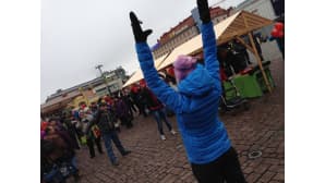 Heidi Kotilainen ohjaa jumppahetkeä torilla.