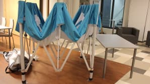 Yle-teltta Radio Keski-Suomen aulassa kuivumassa.