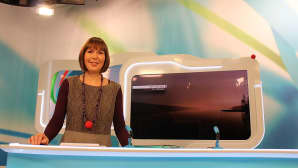 Virpi Kotilainen tv-uutisten studiossa Jyväskylässä Nenäpäivänä 2013.