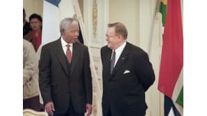 Etelä-Afrikan presidentti Nelson Mandela tapasi tasavallan presidentti Martti Ahtisaaren Suomen-vierailullaan 15. maaliskuuta 1999.