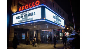 Historiallisen Apollo-teatterin valomainokset ovat muuttuneet kunnianosoitukseksi Nelson Mandelan muistolle 5. joulukuuta Yhdysvaltain New Yorkissa.