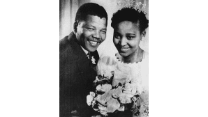 Nelson ja Winnie Mandela hääkuvassa vuonna 1957.