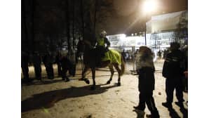 Ratsupoliisi ja kiakkovieraiden mielenosoittajia Tampere-talon edustalla.