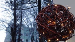 Kuvassa valopallo roikkumassa kaupunkimaisemassa