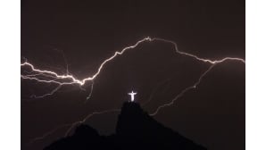 Salamat lyövät Rio de Janeiron Kristus-patsaan taustalla ukkosmyrskyn aikana.